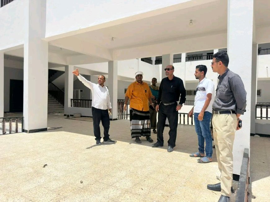 مدير عام مديرية مدينة المكلا يتفقد اللمسات الأخيرة لمشروع مدرسة حي السلام