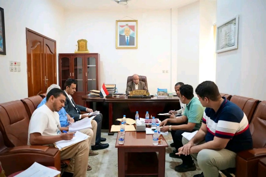 عضو مجلس القيادة محافظ حضرموت يؤكد الالتزام بالنزاهة والشفافية في مشاريع المناقصات بالمحافظة