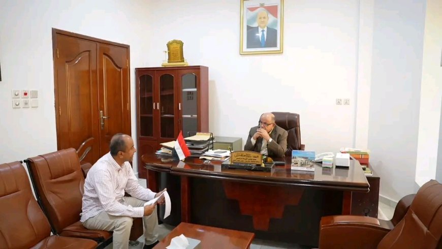 عضو مجلس القيادة محافظ حضرموت يناقش المخزون الاستراتيجي للمواد الغذائية في ظل المتغيرات الإقليمية والدولية