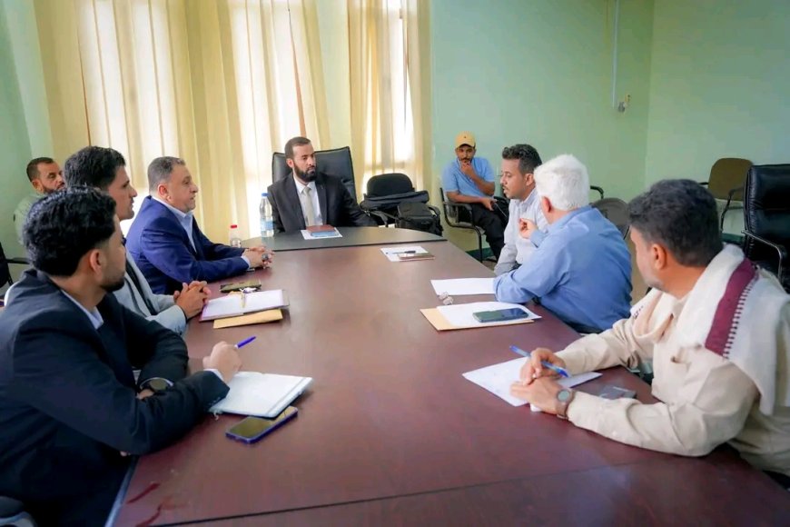محافظ أبين خلال لقائه مدراء عموم مؤسستي المياه والكهرباء يشدد على تحسين مستوى الخدمات