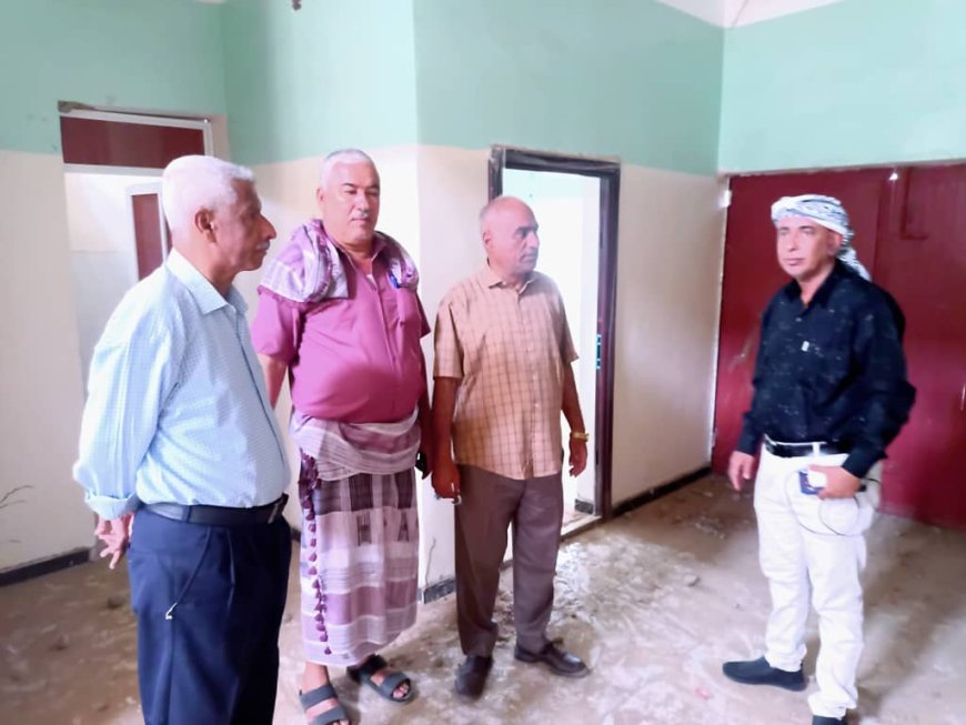مدير زنجبار يسلم الوحدة الصحية بدهل أحمد للمقاول لتأثيثها