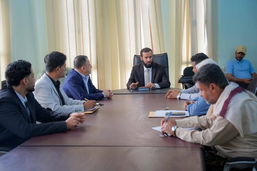 محافظ ابين خلال لقائه مدراء عموم مؤسستي  المياه والكهرباء يشدد على تحسين مستوى الخدمات