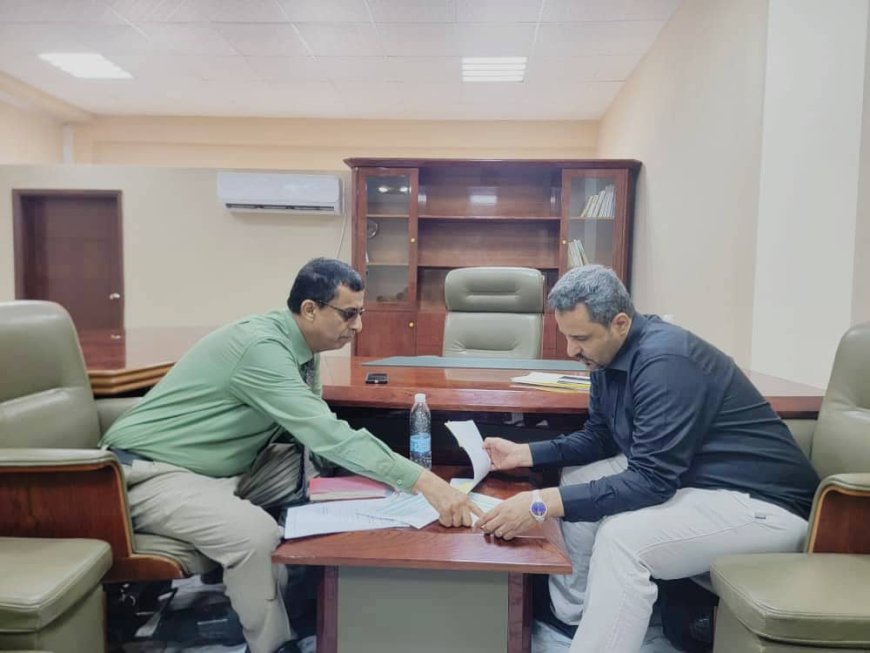 ​محافظ لحج "الحالمي" يناقش مدير عام الصحة إطلاق حملة رش ضبابي ورذاذي لمكافحة البعوض في الحوطة وتبن