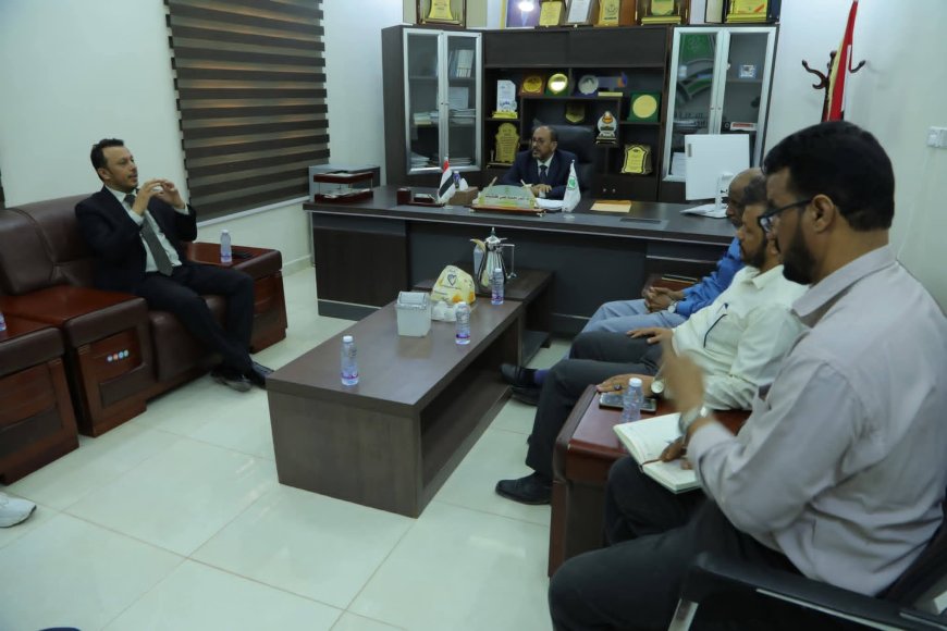 نواب رئيس جامعة المهرة يلتقون رئيس الفريق الاستشاري لإعداد خطة التنمية بمحافظة المهرة
