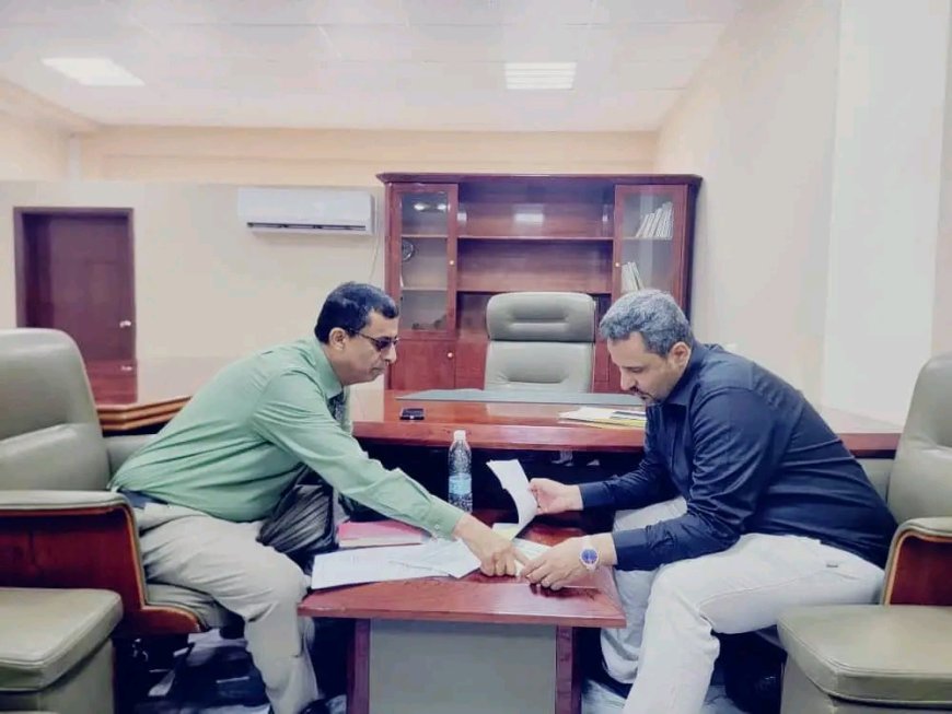 محافظ لحج "مراد الحالمي" يناقش مدير عام الصحة إطلاق حملة رش ضبابي ورذاذي لمكافحة البعوض في الحوطة وتبن