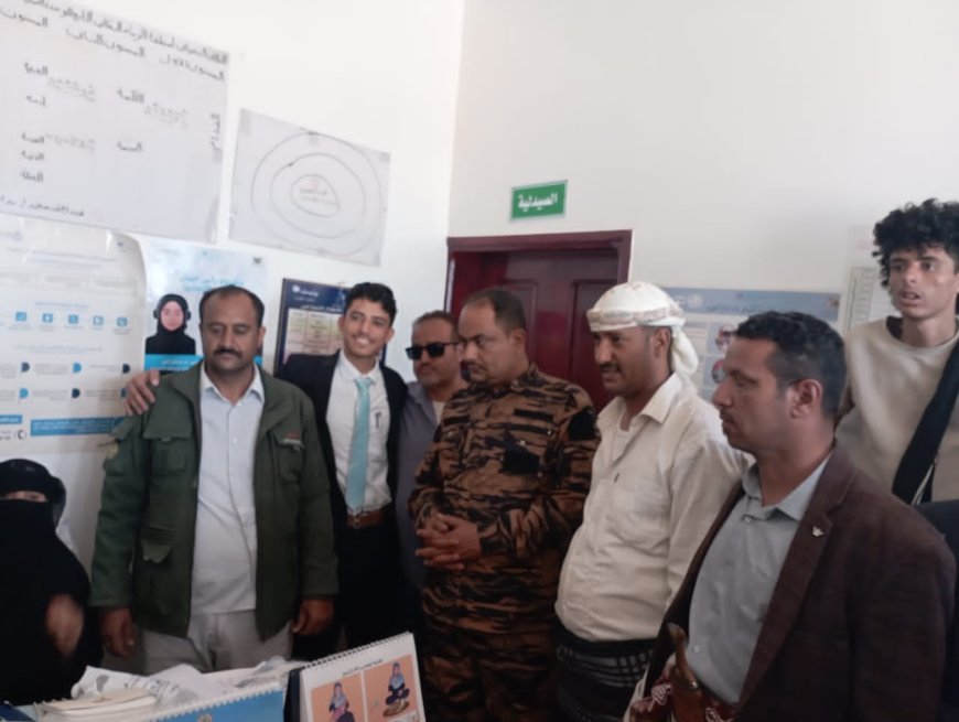 مدير عام قعطبة بكر الشاعري يزور أسرة الفقيد الدكتور عبدالله الراشدي ويتفقد الوحدة الصحية في قرية القدام بمريس