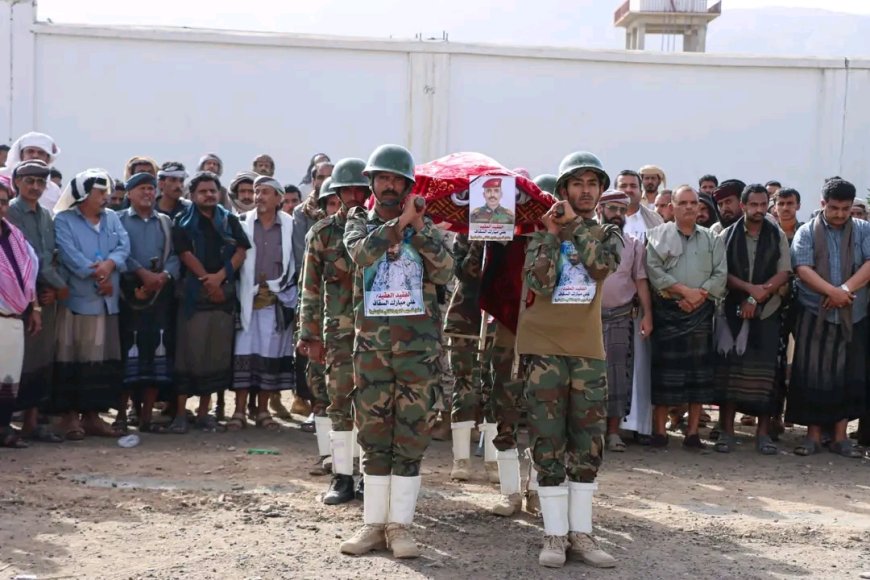 بحضور رسمي وشعبي.. اللواء الثاني دفاع شبوة يقيم مراسم تشييع الفقيد العقيد علي مبارك السقاف ركن تدريب اللواء في مسقط رأسه بمديرية بيحان