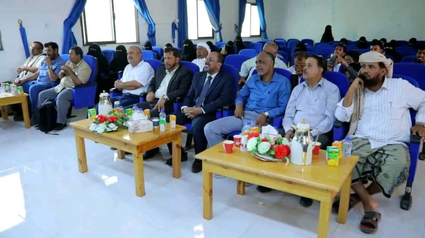 نواب رئيس جامعة المهرة يدشنون كتابي نبض الحرف الجزء الثاني وانهيار الحضارة الرقمية بكلية التربية