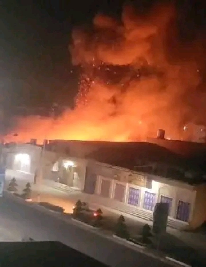 الدفاع المدني بوادي حضرموت يسيطر على حريق هائل في محل خردة بمدينة سيئون