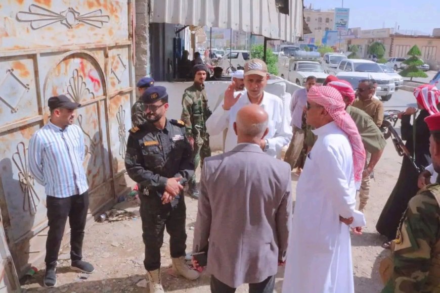 الوكيل بارباع يطلع على أضرار حريق محل للخردة بمدينة سيئون ويوجه بإخراج محلات الخردة خارج المدينة