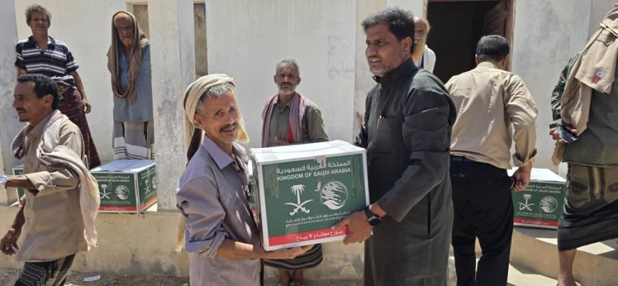 برعاية المحافظ ابن الوزير وبتمويل مركز الملك سلمان.. تدشين توزيع سلال غذائية للأسر المحتاجة بمديرية رضوم