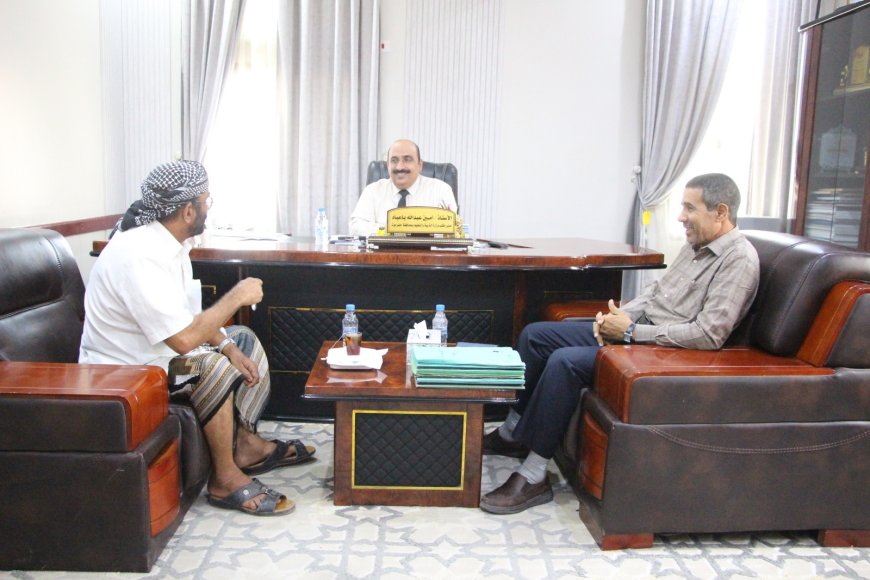 مدير تربية ساحل حضرموت يطلع على نشاط المطبخ المدرسي بالمحافظة ويشيد بخدماته