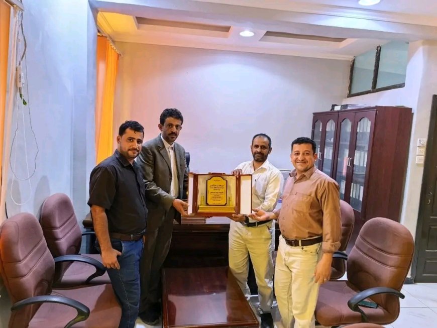 مكتب الصحة يكرّم مستشفى الدفيعة بيحان بدرع أفضل مستشفى للعام 2025م