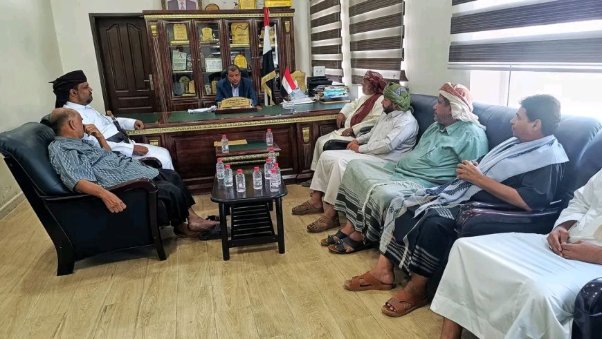 لجنة التهدئة والمصالحة تناقش إضراب المعلمين مع الأمين العام وتتوصل إلى حلول توافقية بشأن مستحقاتهم لدى الحكومة في المهرة