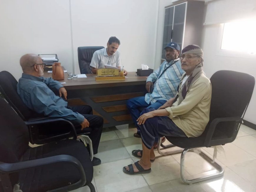 رئيس لجنة الخدمات بمريس يسلم دراسات المشاريع لصندوق الأشغال وصيانة الطرق ومنظمة مسلم هاندز