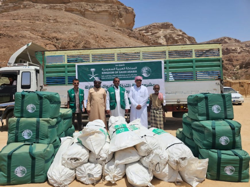 تدشين توزيع المساعدات الايوائية للاسر المتضررة من الأمطار في مخيمات النازحين بمديرية السوم