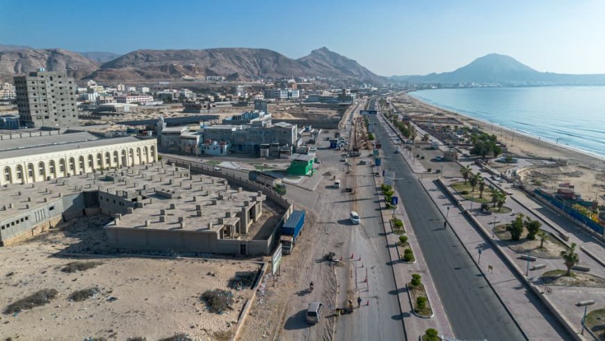 قرب استكمال المرحلة التجريبية لشبكة الصرف الصحي في المكلا واستعدادات إعادة سفلتة شارع الستين