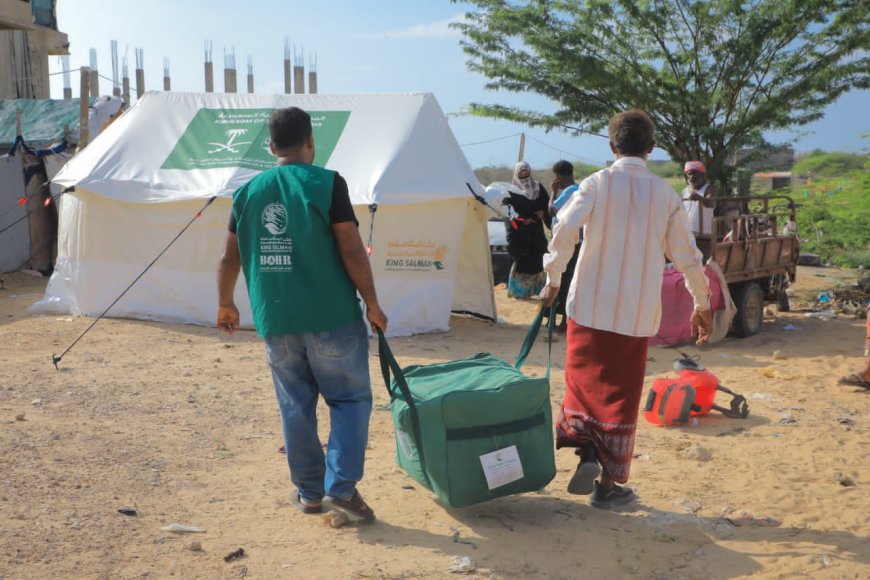 مركز الملك سلمان للإغاثة يوزع مساعدات إيوائية طارئة في محافظة حضرموت