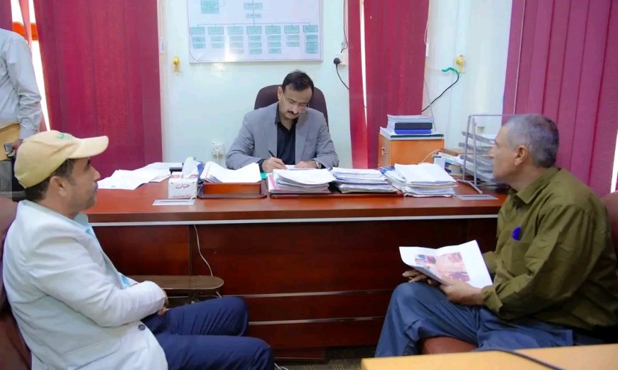 المحافظ بن الوزير يوجّه بتحديث دراسة مشروع الصرف الصحي لمدينة عتق وتعزيز التنسيق المؤسسي