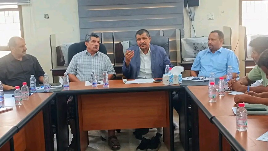 أمين محلي المهرة يرأس لقاءً تربويًا لمناقشة استقرار العام الدراسي ومستحقات المعلمين ويؤكد متابعة معالجتها لدى الحكومة