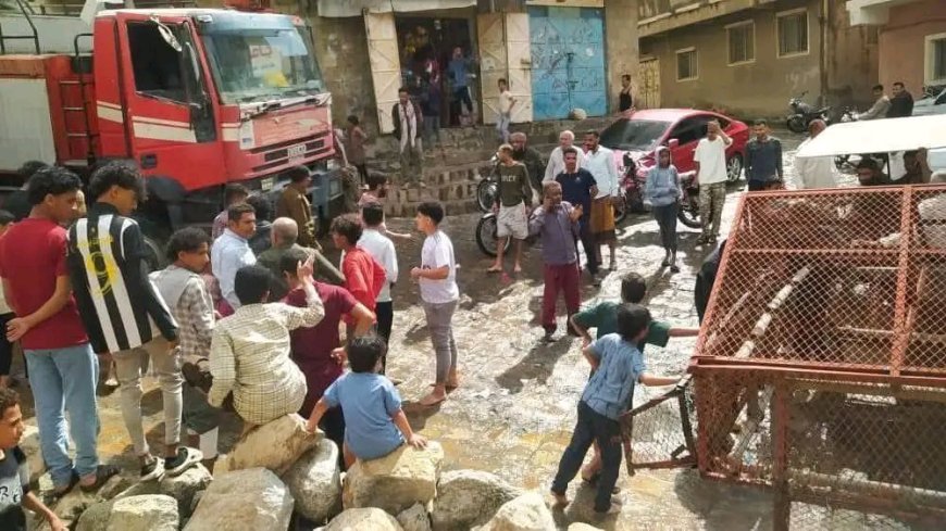 الدفاع المدني بتعز يواصل عمليات البحث عن طفل جرفته السيول في حي الكوثر