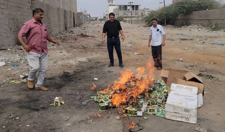 عدن.. صحة البيئة بالمنصورة تتلف أكثر من "200" باكت من شمة الحوت المحظور