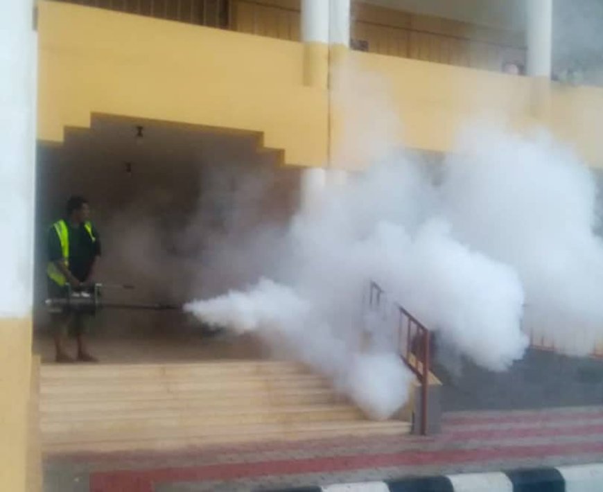 حملة رش ضبابي تستهدف مدارس وثانويات مديرية صيرة بعدن