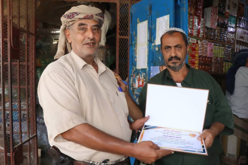 رئيس مجلس الآباء بثانوية الفاروق بجعار يكرّم الشيخ عبدالقوي الزريقي تقديراً لدعمه للعملية التعليمية