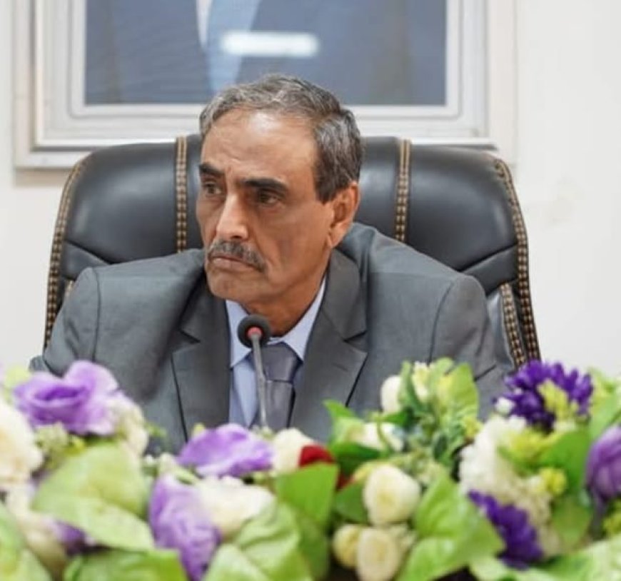 مدير مكتب وزارة الخارجية بمحافظة شبوة يعزي الأمين العام هشلة في وفاة والدته