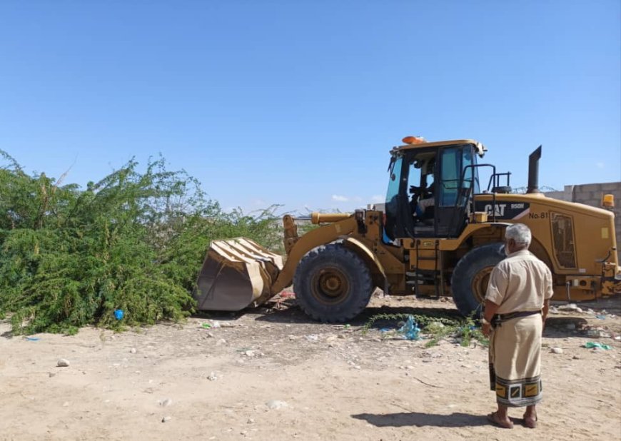 ضمن دعم الشباب الرياضي.. مدير عام ميفعة يشرف على إزالة السيسبان من ملعب الكفاح
