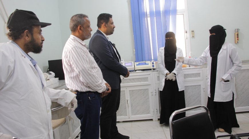 مدير مكتب وزارة الصحة العامة والسكان بساحل حضرموت يطلع على نشاط دائرة الصحة المدرسية