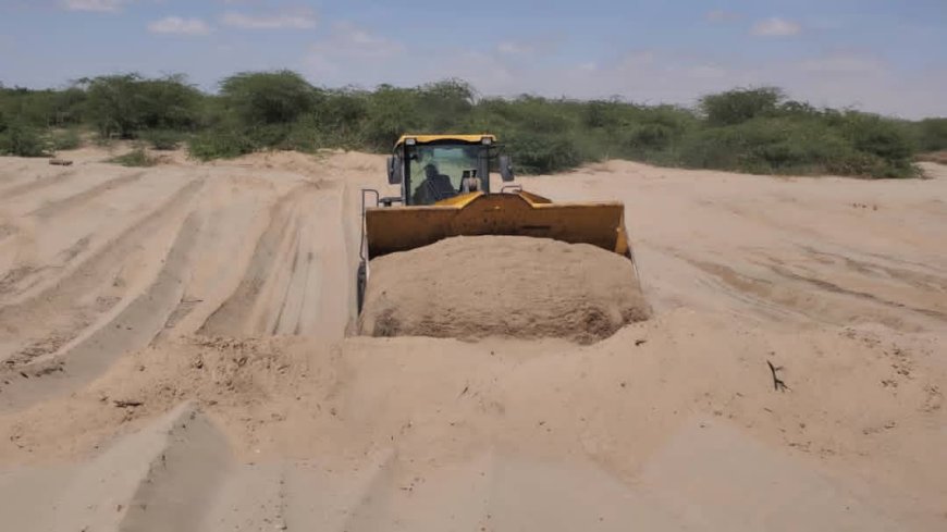 استمرار أعمال إعادة تأهيل عقمة السادة وسحيفة الماس وتصفية مجرى وادي أمهارية بدلتا أبين