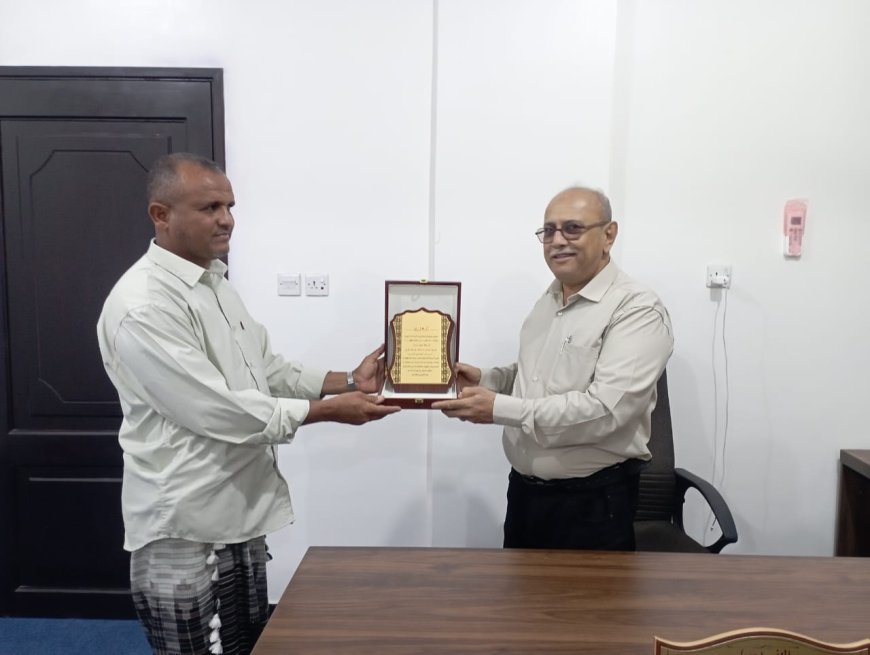 ​جمعية سد لفيح والفقية تكرم مدير عام مديرية تبن المهندس هود بغازي بدرع المسؤولية