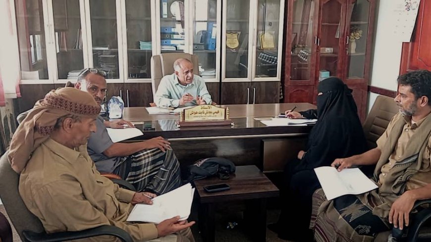 مدير عام مكتب التربية والتعليم بلحج يناقش الأداء الإداري و الرقابي 