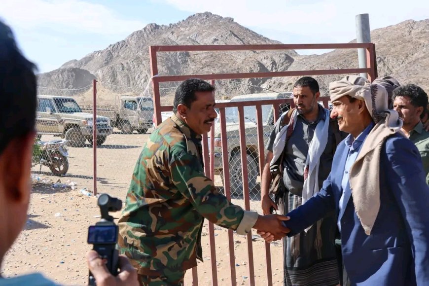 المحافظ بن الوزير يتفقد الجاهزية القتالية لأبطال اللواء الثاني دفاع شبوة في معسكر أمبينه بمرخة السفلى ويشيد بصمودهم الاسطوري