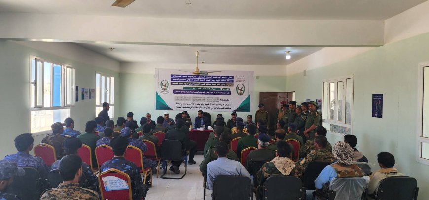 محافظ شبوة ومدير عام الشرطة يدشنان دورة تدريبية لمنتسبي الشرطة في مجالات مسرح الجريمة والمتفجرات والتحريات وجمع الاستدلال