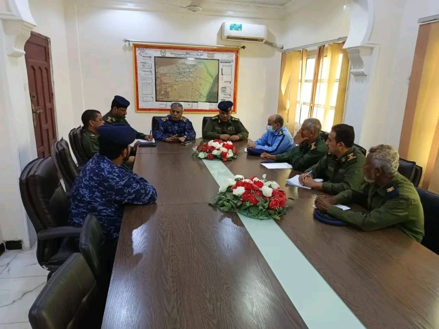 العميد صمودة يترأس اجتماعاً لقيادات الوحدات والإدارات الأمنية لشرطة المهرة