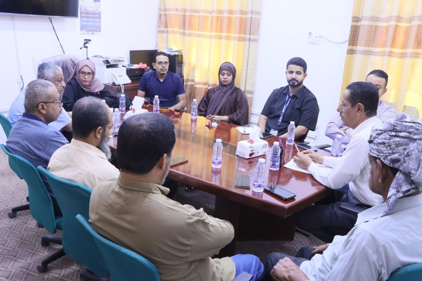 مناقشة آلية تنفيذ المرحلة الثانية من مشروع تعزيز الوعي الصحي لزيادة الطلب على التحصين في مديريتي تريم والقطن