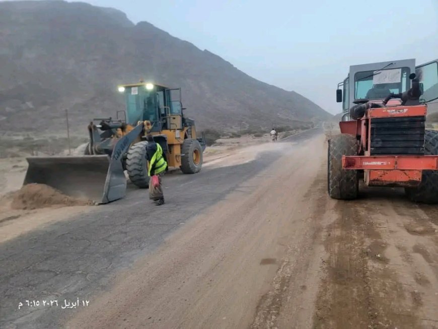 بتوجيهات وزير الاشغال ومتابعة المحافظ بن الوزير.. استمرار الأعمال الطارئة لمعالجة أضرار السيول في شبوة