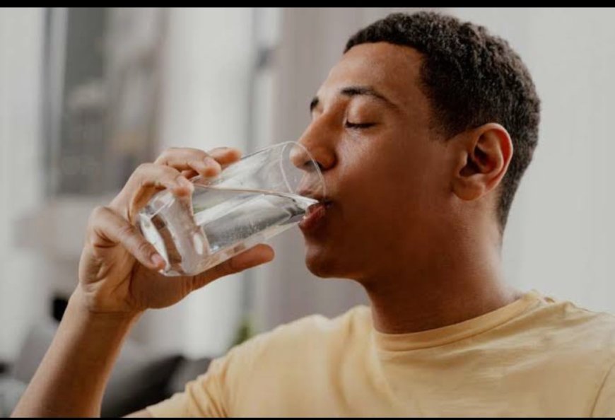 هل شرب الماء قبل النوم مفيد أم مضر؟