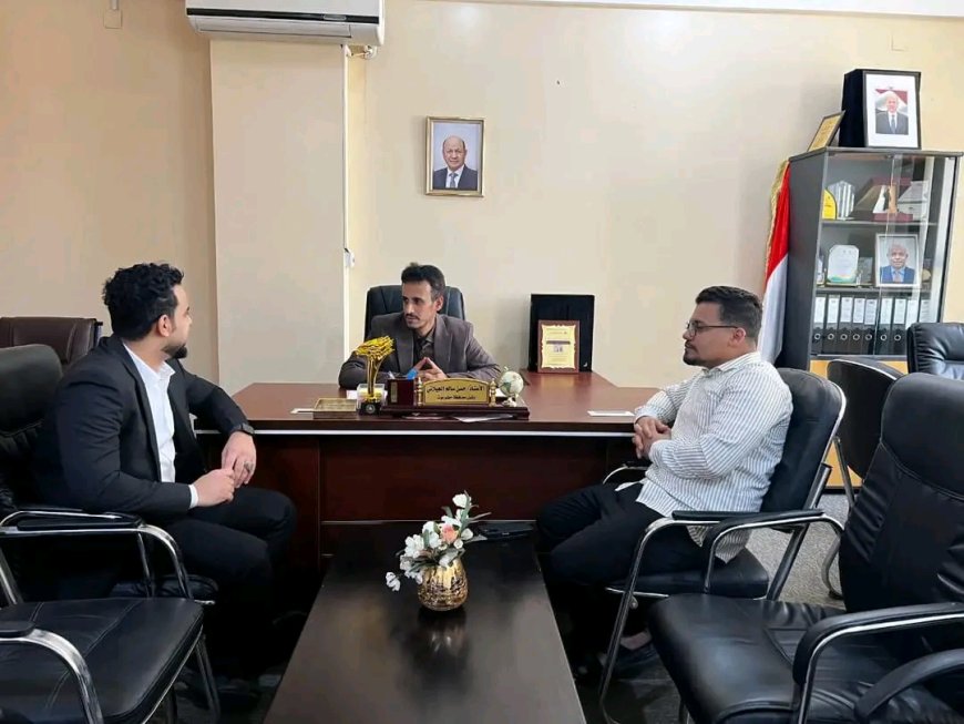 الوكيل الجيلاني يناقش مع نادي الطالب الجامعي تغذية السكنات الجامعية بحضرموت