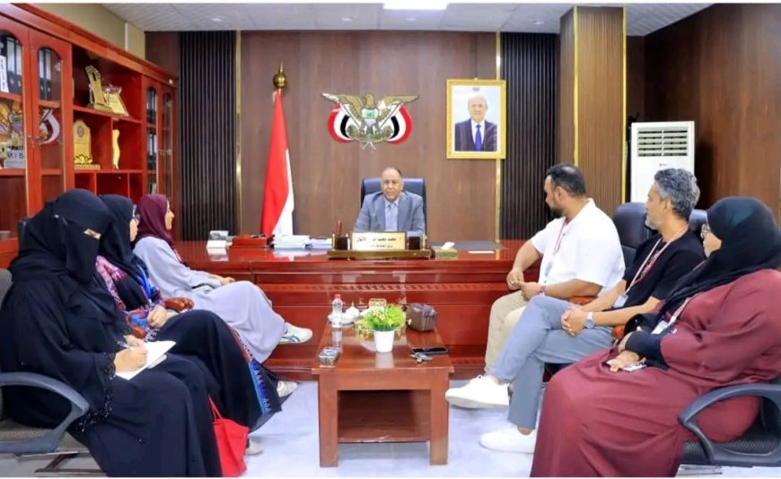 وزير الصناعة والتجارة يؤكد الحرص على دعم المشاريع والبرامج التي تسهم في بناء قدرات الشباب