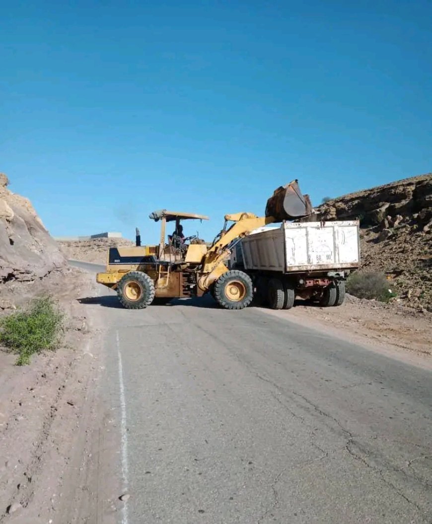 أعمال طارئة لإصلاح طريق عتق – النقبة – لماطر في شبوة عقب أضرار السيول