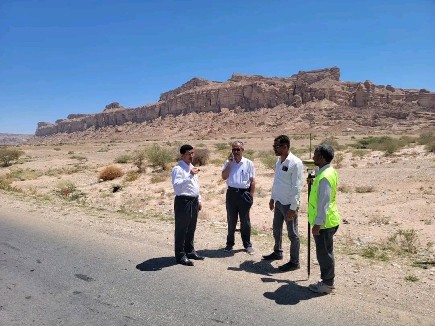 بتوجيهات المحافظ بن الوزير.. بدء أعمال الرفع المساحي لمشروع توسعة طريق عتق – خمر