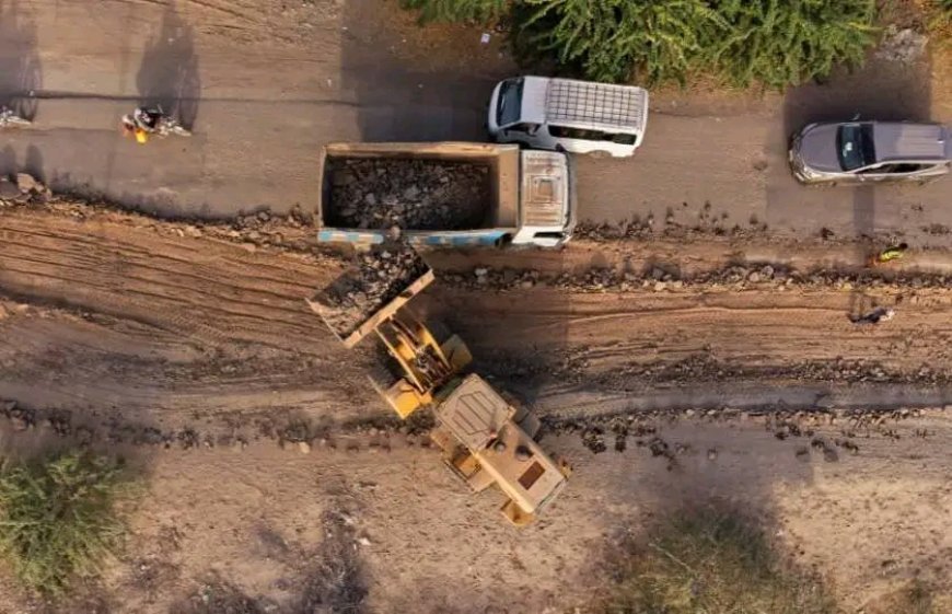 تسارع وتيرة أعمال تأهيل طريق جعار – باتيس بمحافظة أبين (صور)