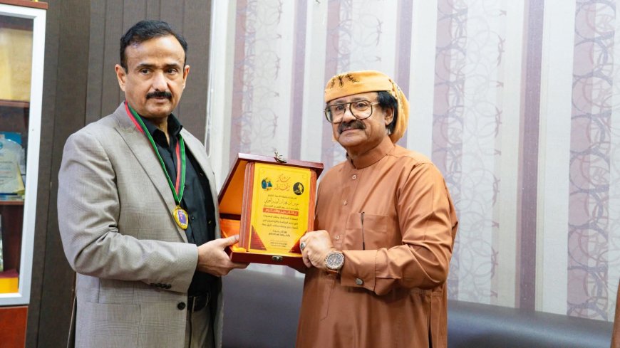 المحافظ بن الوزير يتسلّم درع الوفاء من رياضيي “الزمن الجميل” بمحافظة شبوة