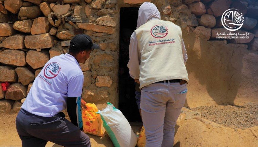 مؤسسة بصمات للتنمية تنفذ إغاثة عاجلة للأسر المتضررة من السيول في مديريتي الوازعية والمخا بمحافظة تعز