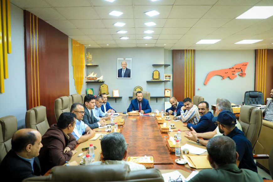 محافظ العاصمة عدن يؤكد أهمية تعزيز العمل الميداني ومتابعة أوضاع المديريات