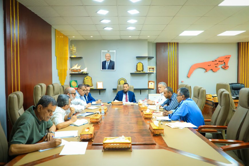 المحافظ عبدالرحمن شيخ يوجّه ببدء المرحلة الأولى من مشروع تأهيل شوارع وطرق مديريات العاصمة عدن