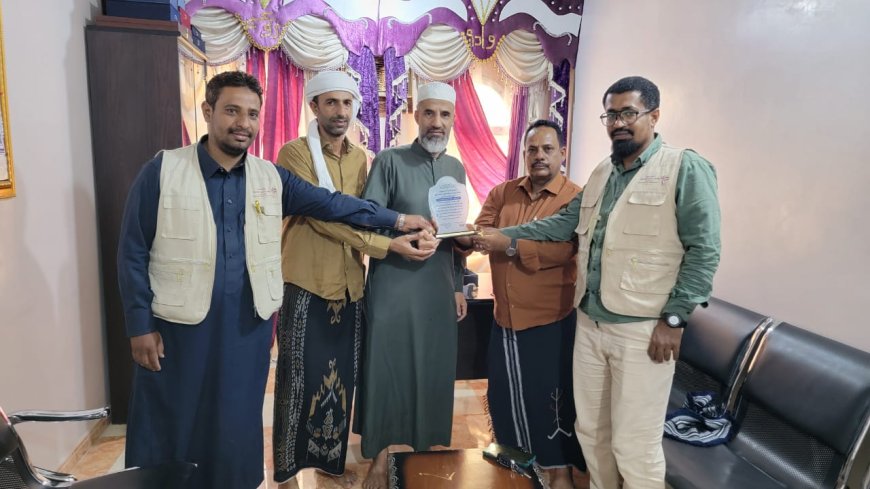 اللجنة المجتمعية ولجنة مياه منطقة القرين تكرّمان مؤسسة وادي دوعن للتنمية بدرع تذكاري